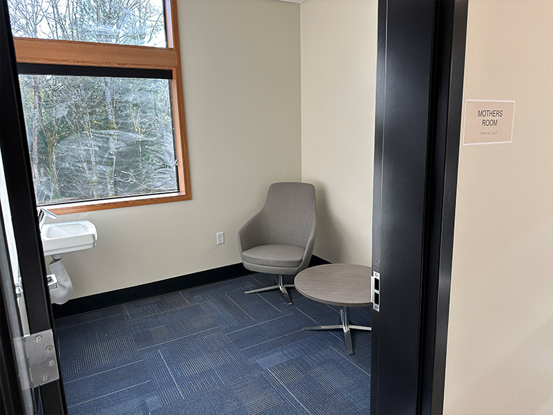Mothers Room, a place for guests to wait in a relaxing space prior to entering court